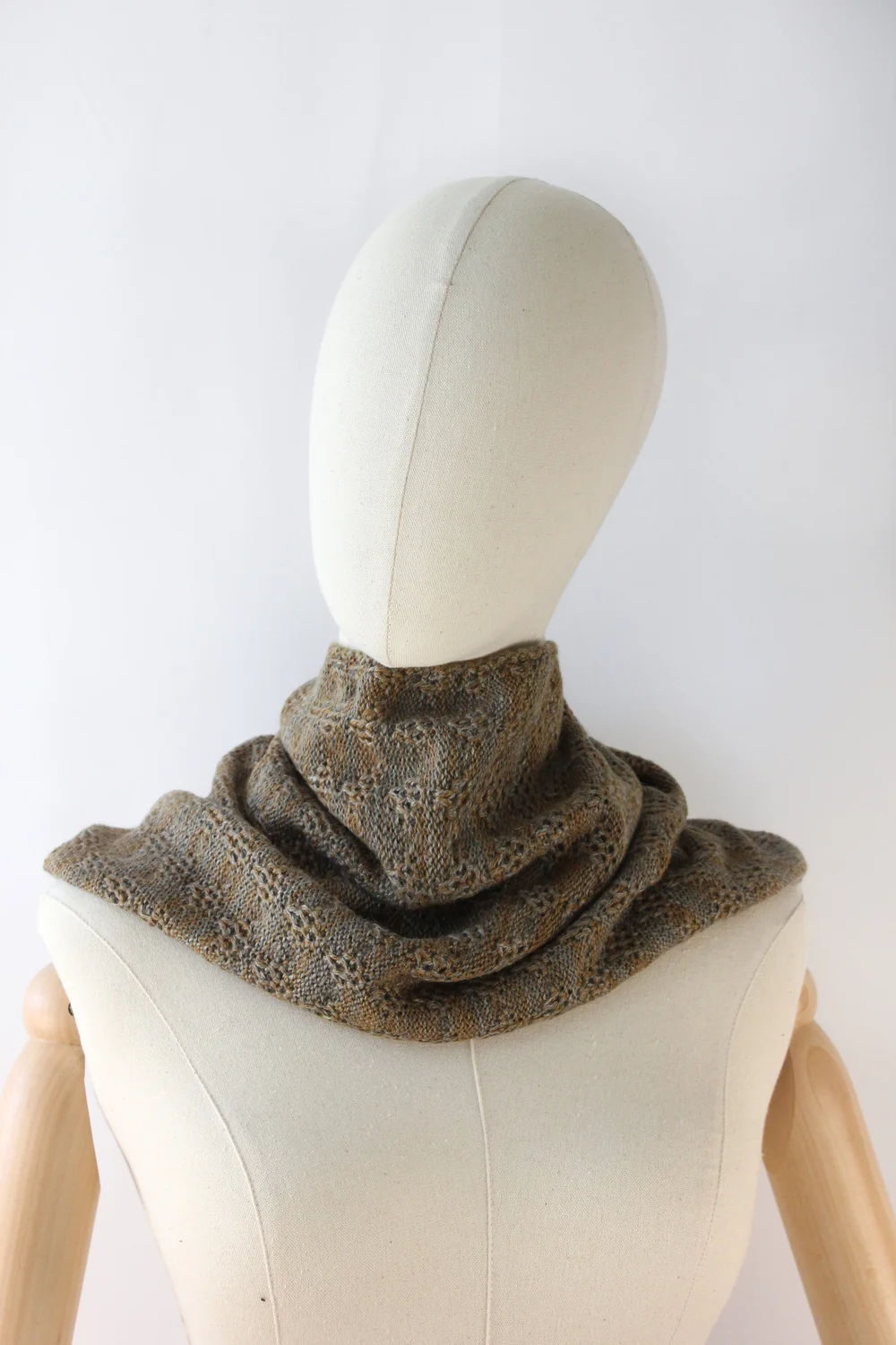 Olive Neck — Quri Andino